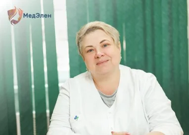 Врач за столом